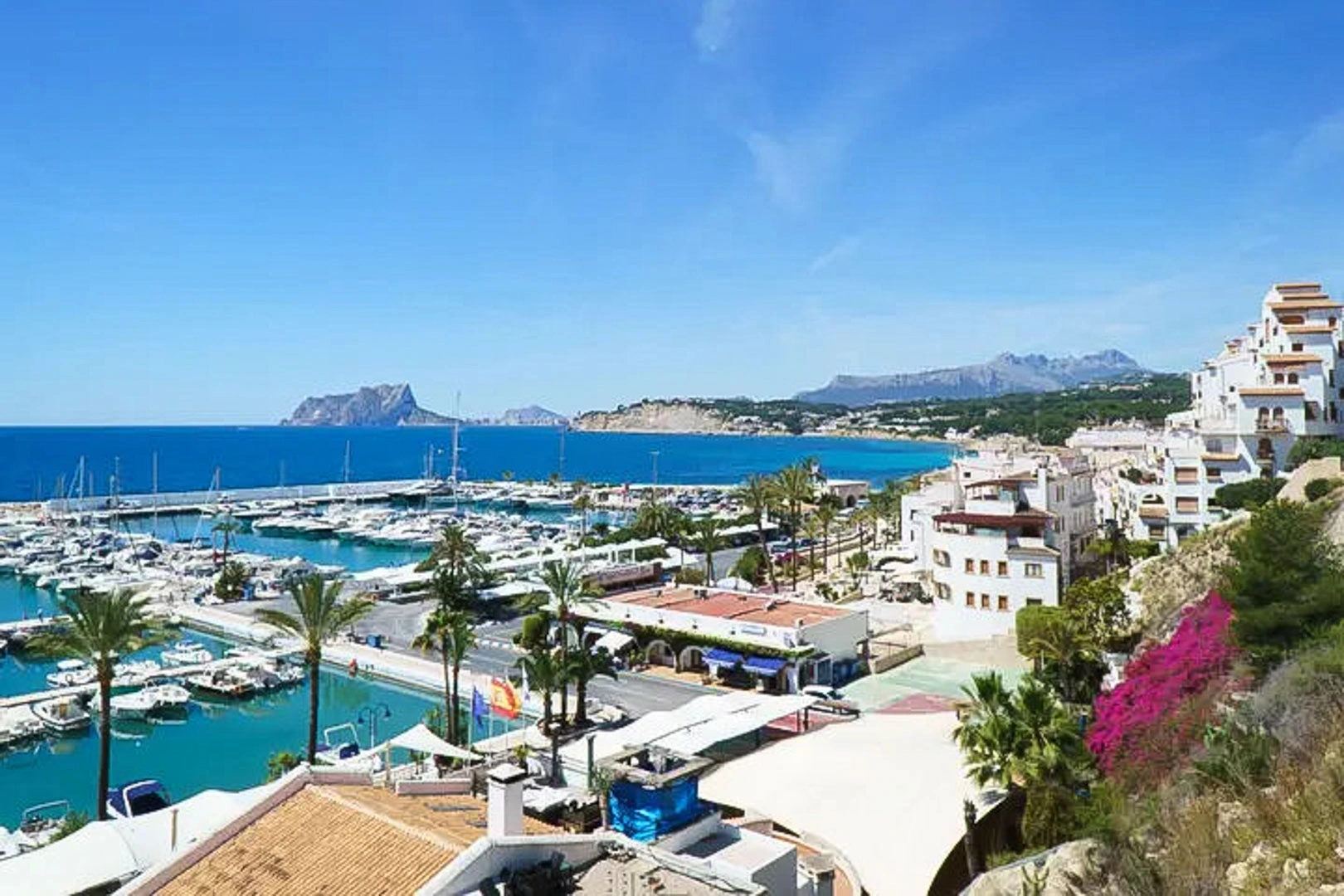 Villa with a pool and sea views for sale in Moraira.