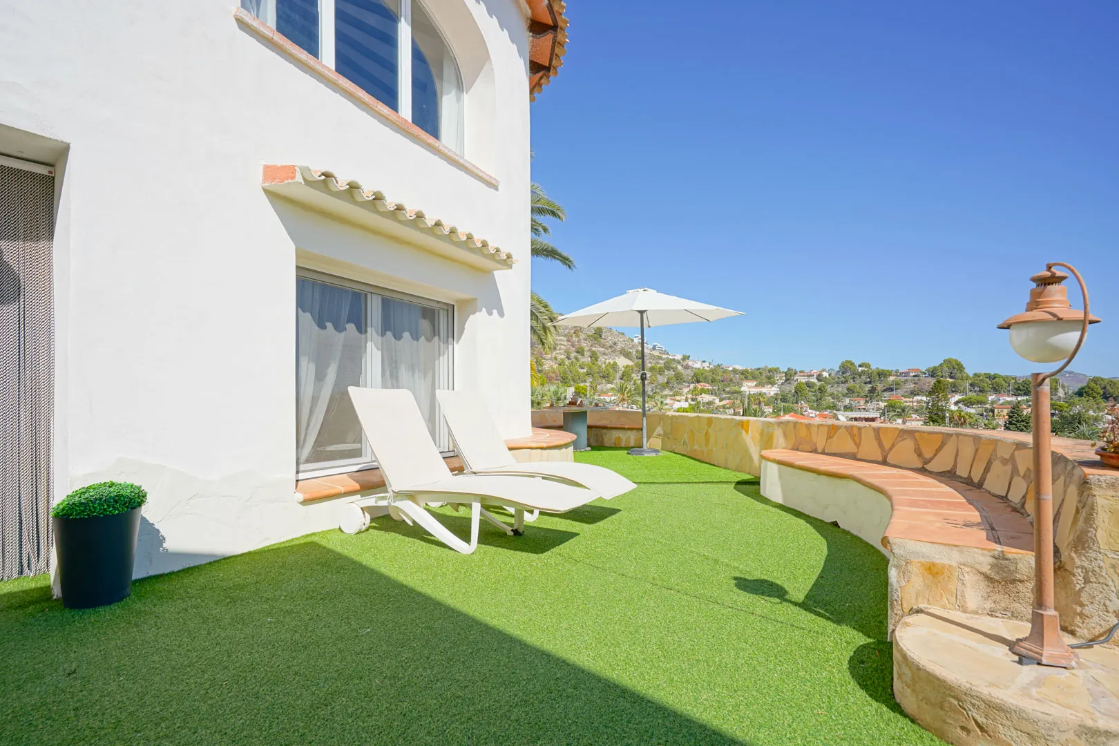 Verbeterde villa met uitzicht op zee te koop in Calpe.