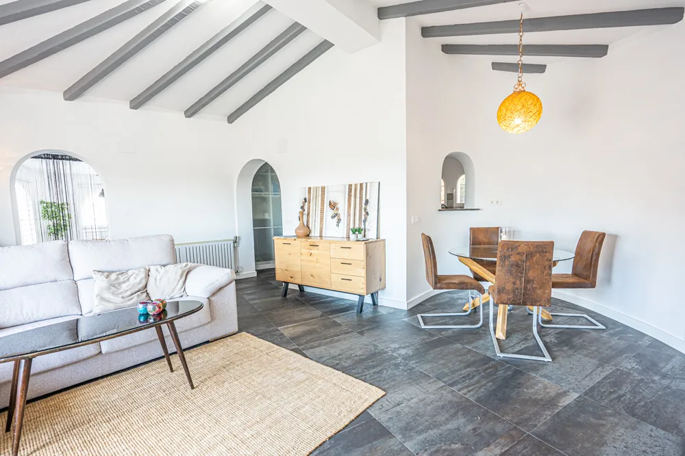 Verbeterde villa met uitzicht op zee te koop in Calpe.