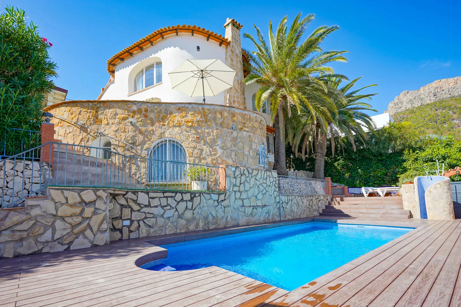 Villa reformada con vistas al mar a la venta en Calpe.