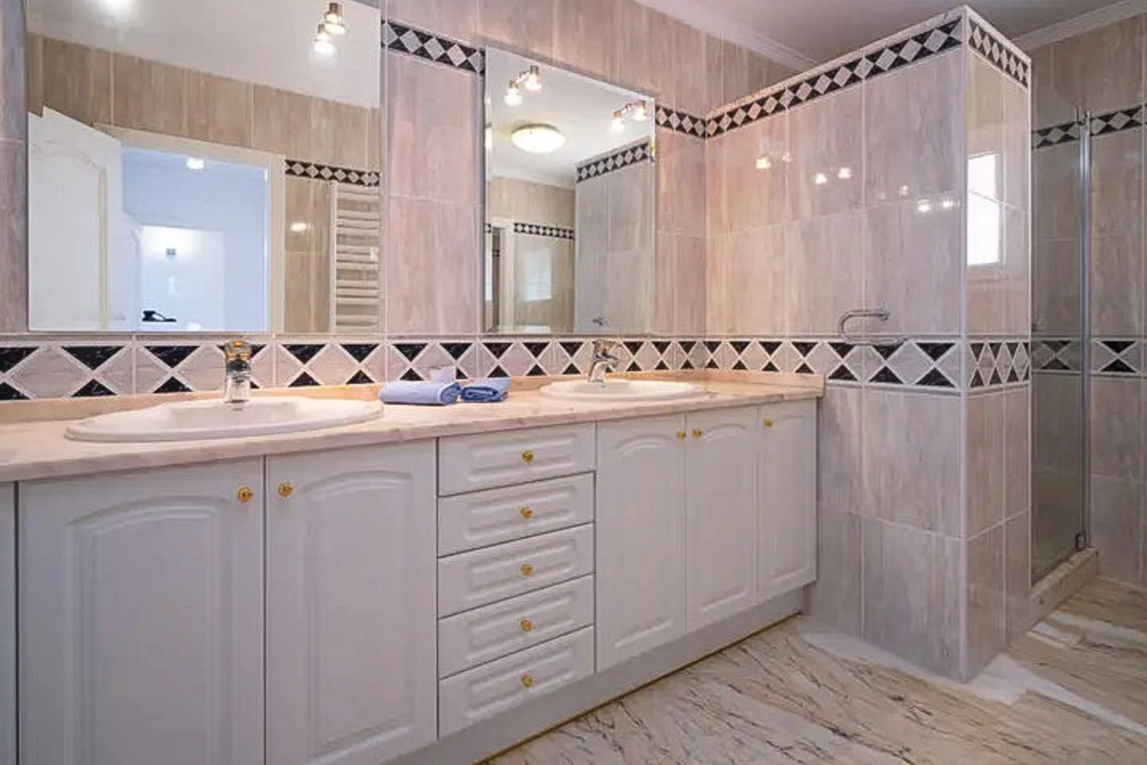 Villa with a pool and sea views for sale in Moraira.