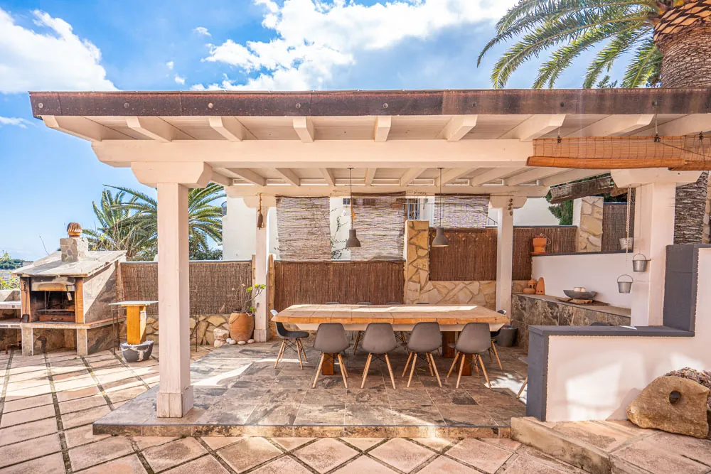 Verbeterde villa met uitzicht op zee te koop in Calpe.