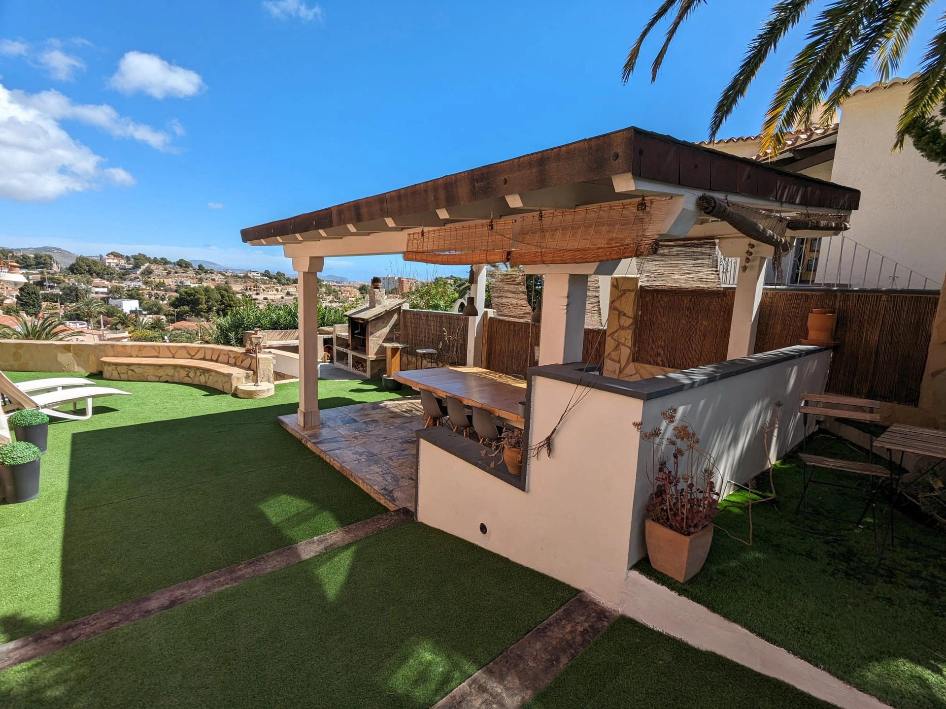 Verbeterde villa met uitzicht op zee te koop in Calpe.