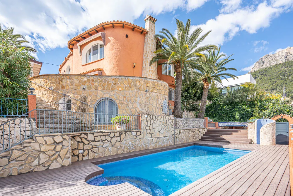 Verbeterde villa met uitzicht op zee te koop in Calpe.