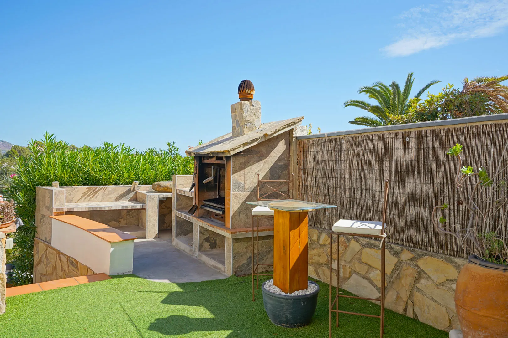 Verbeterde villa met uitzicht op zee te koop in Calpe.