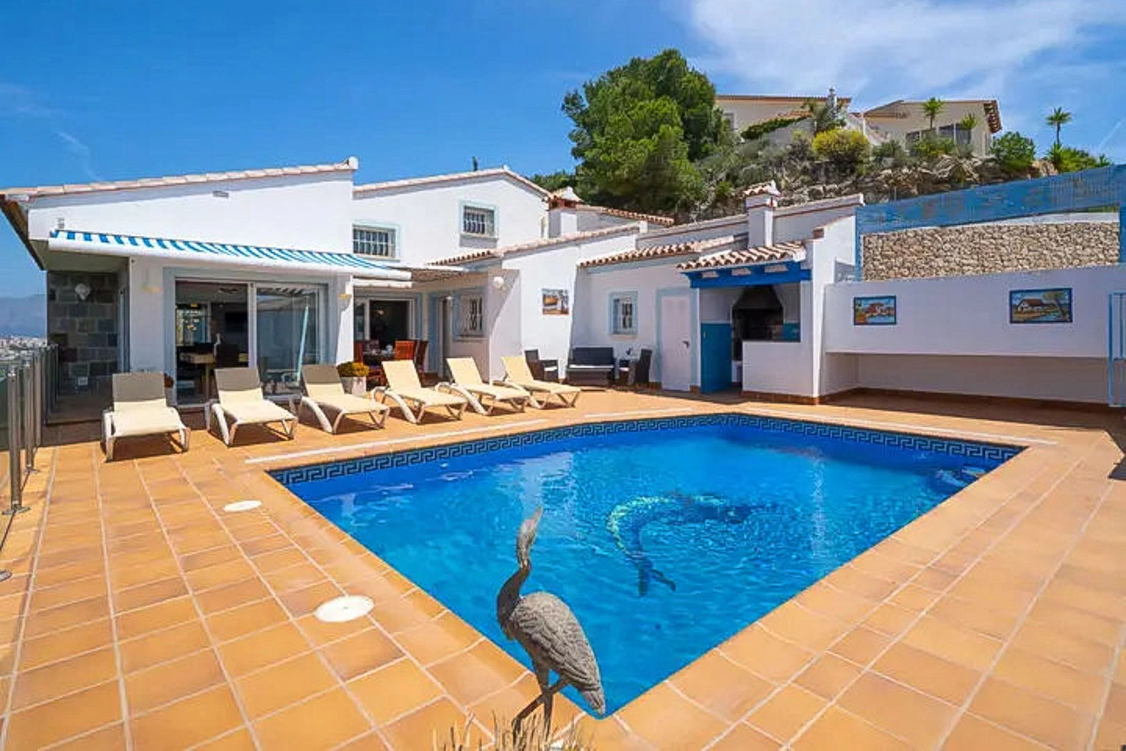 Villa con piscina y vistas al mar en venta en Moraira.