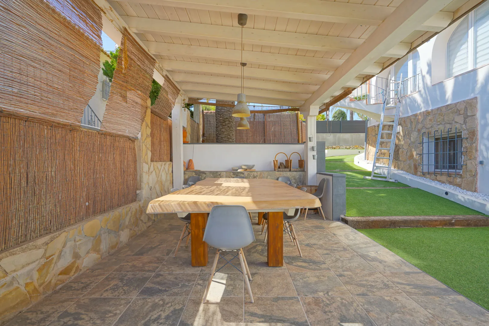Verbeterde villa met uitzicht op zee te koop in Calpe.