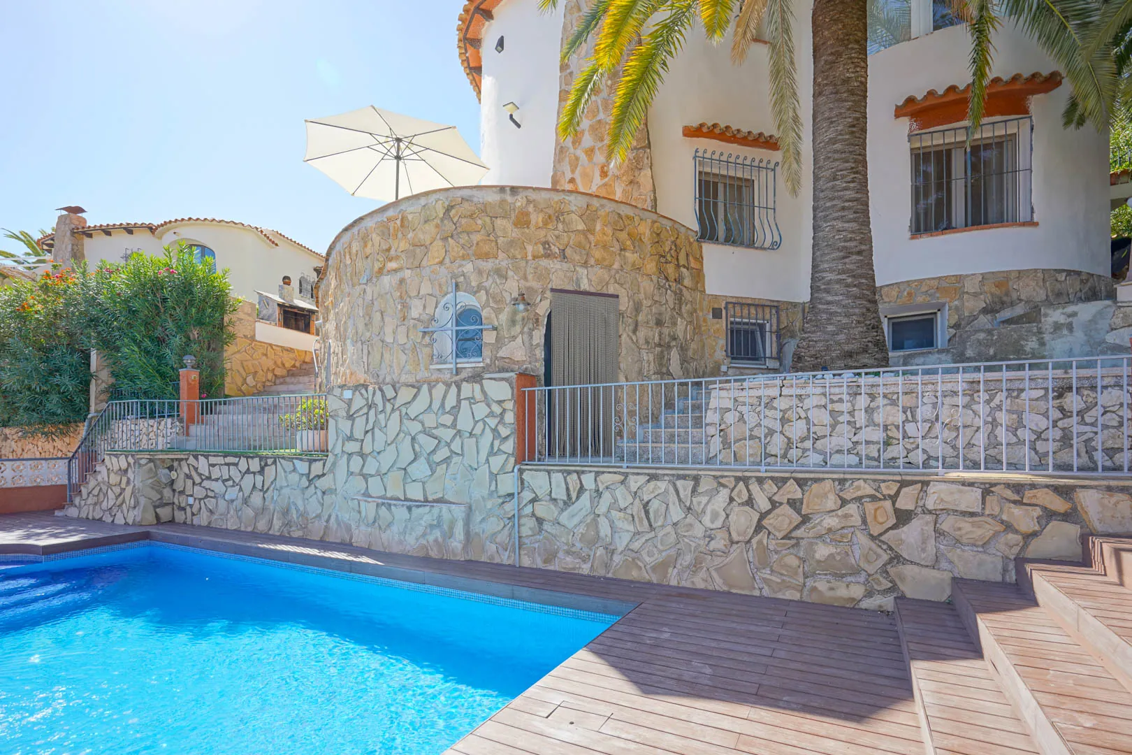 Verbeterde villa met uitzicht op zee te koop in Calpe.