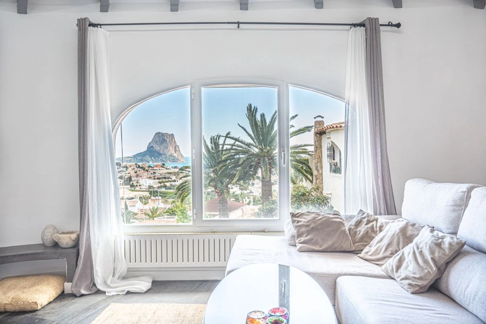 Verbeterde villa met uitzicht op zee te koop in Calpe.