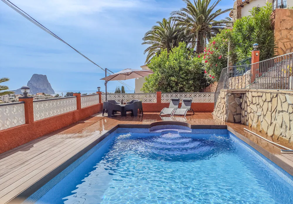 Verbeterde villa met uitzicht op zee te koop in Calpe.