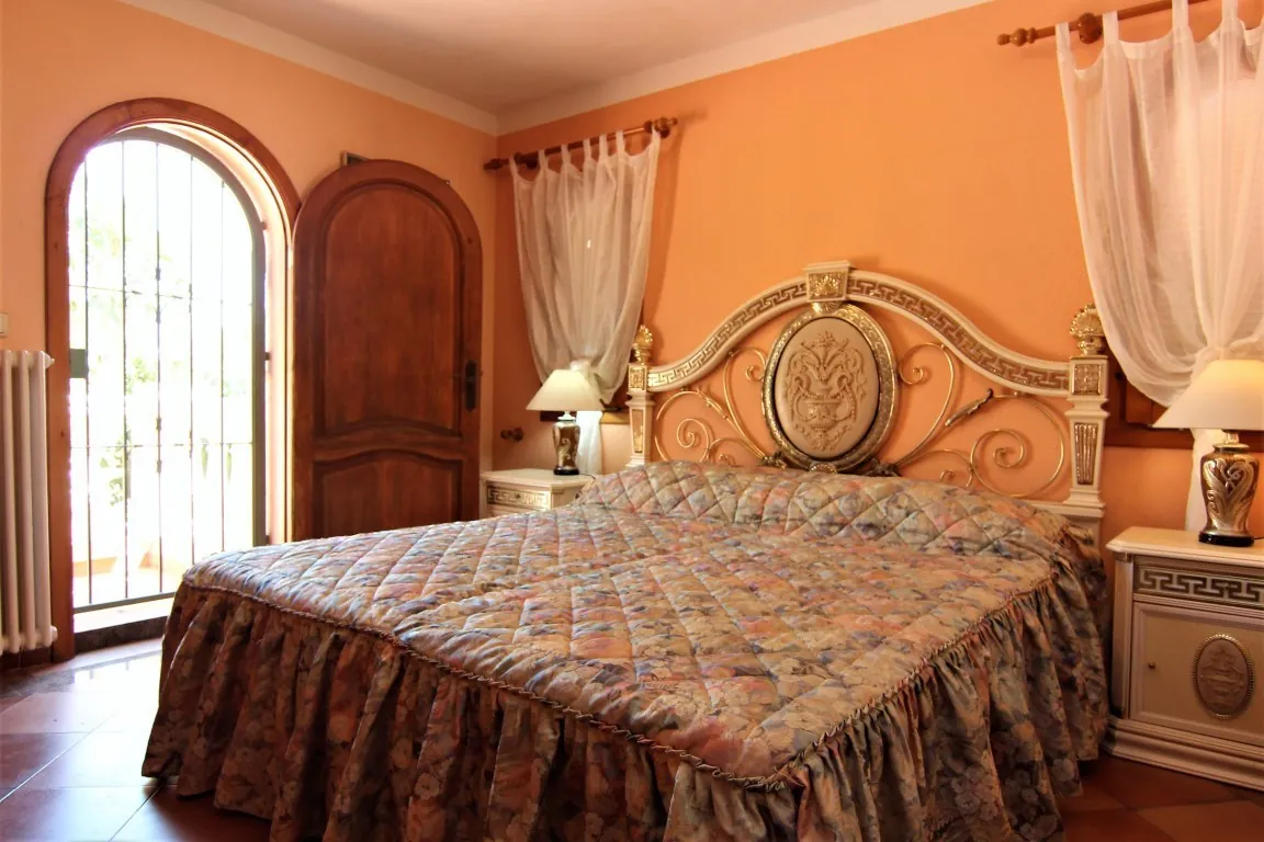 Magnifique villa spacieuse à vendre avec vue sur la mer située à Benissa, à quelques pas de la mer.