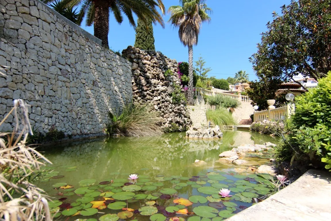 Magnifique villa spacieuse à vendre avec vue sur la mer située à Benissa, à quelques pas de la mer.