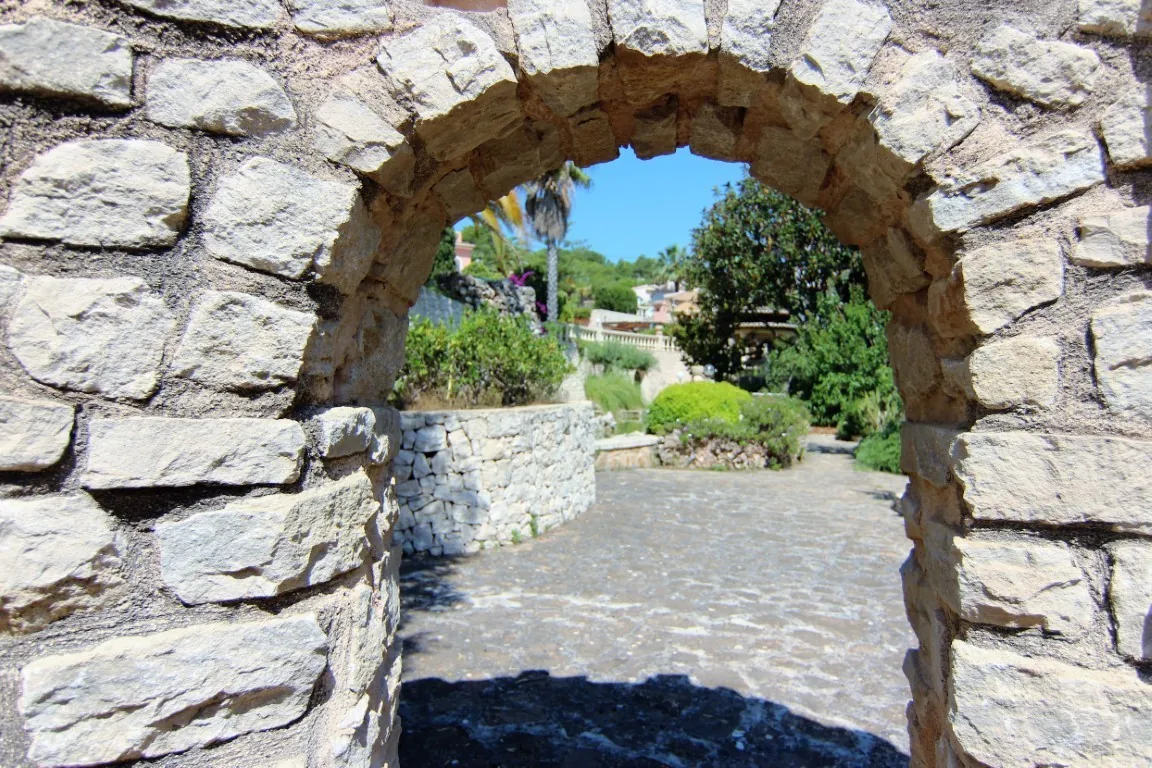 Magnifique villa spacieuse à vendre avec vue sur la mer située à Benissa, à quelques pas de la mer.