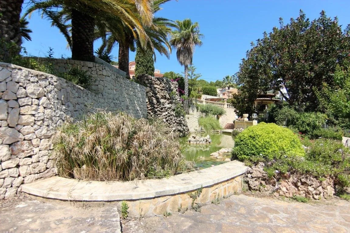 Magnifique villa spacieuse à vendre avec vue sur la mer située à Benissa, à quelques pas de la mer.