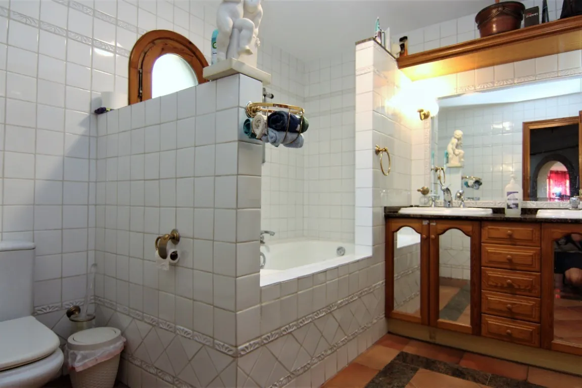 Magnifique villa spacieuse à vendre avec vue sur la mer située à Benissa, à quelques pas de la mer.