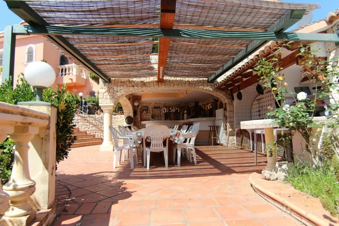 Magnifique villa spacieuse à vendre avec vue sur la mer située à Benissa, à quelques pas de la mer.