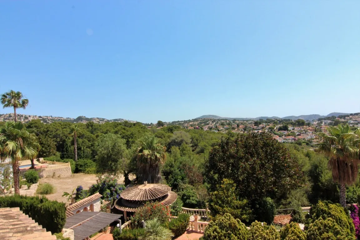 Magnifique villa spacieuse à vendre avec vue sur la mer située à Benissa, à quelques pas de la mer.