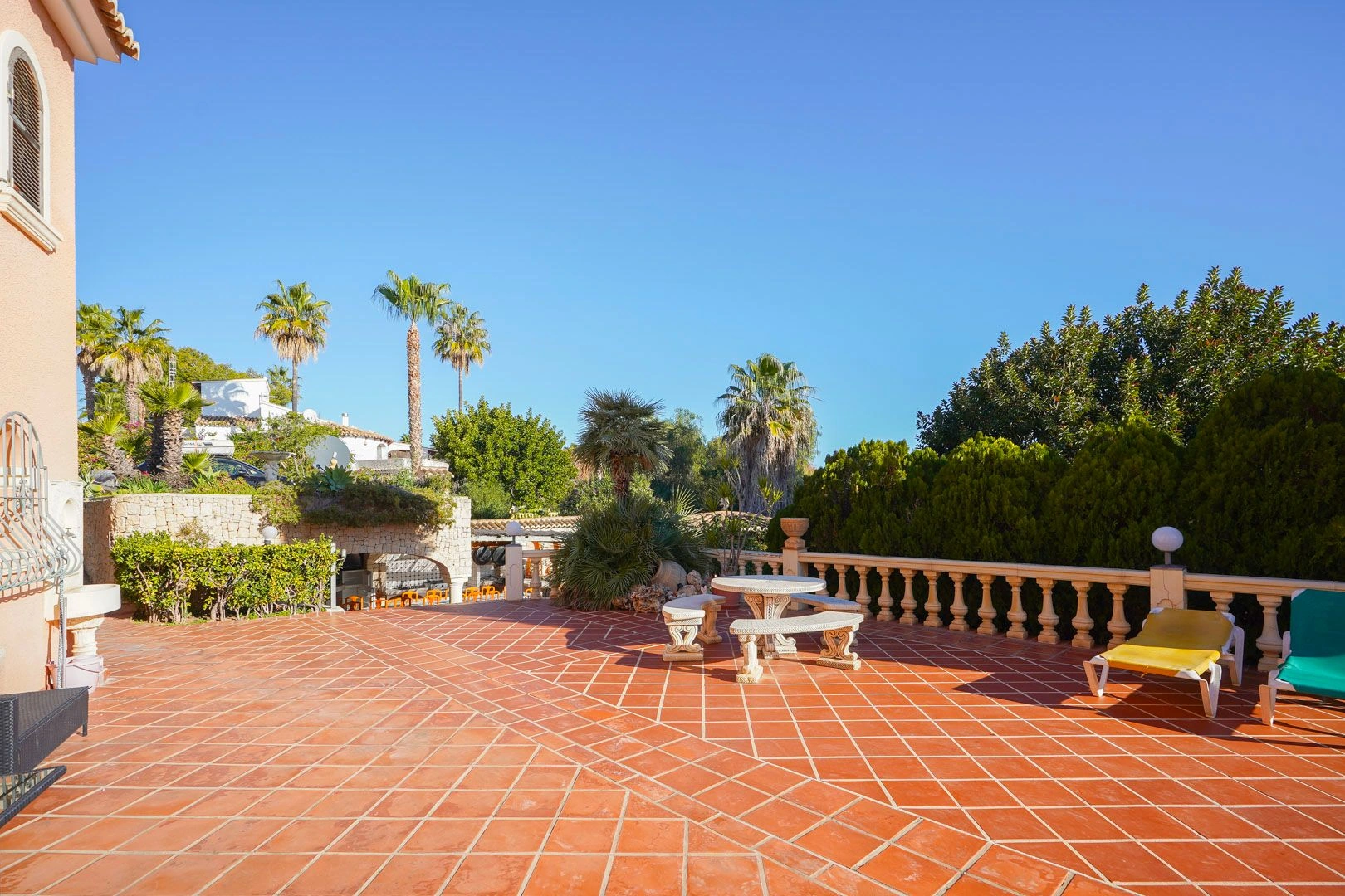 Magnifique villa spacieuse à vendre avec vue sur la mer située à Benissa, à quelques pas de la mer.