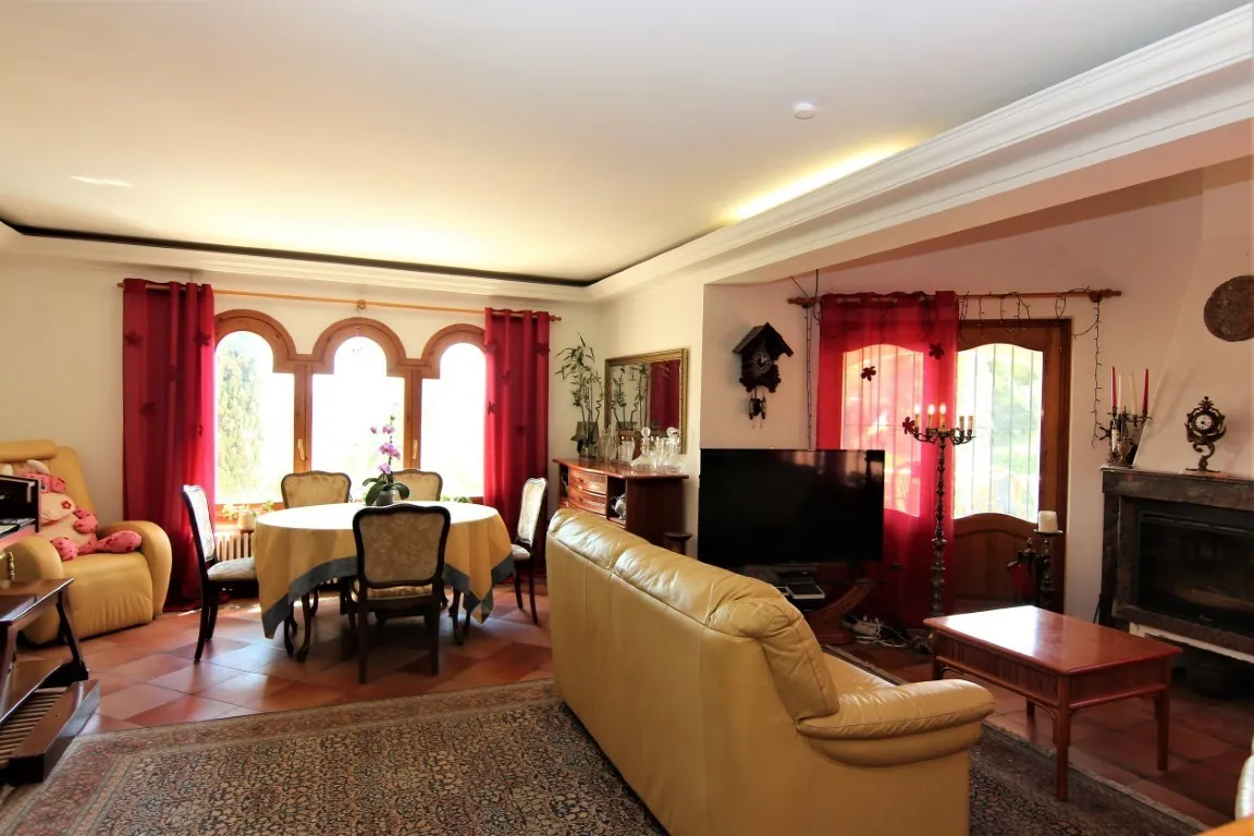 Magnifique villa spacieuse à vendre avec vue sur la mer située à Benissa, à quelques pas de la mer.