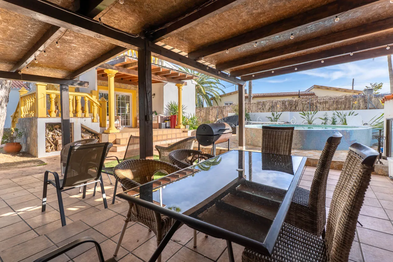 Villa avec vue sur la mer et proche de la plage à vendre à Denia.
