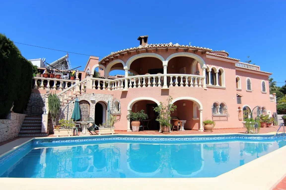 Preciosa villa espaciosa en venta con vistas al mar situada en Benissa a poca distancia del mar - 2