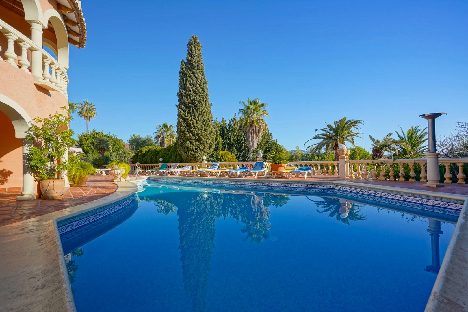 Magnifique villa spacieuse à vendre avec vue sur la mer située à Benissa, à quelques pas de la mer.