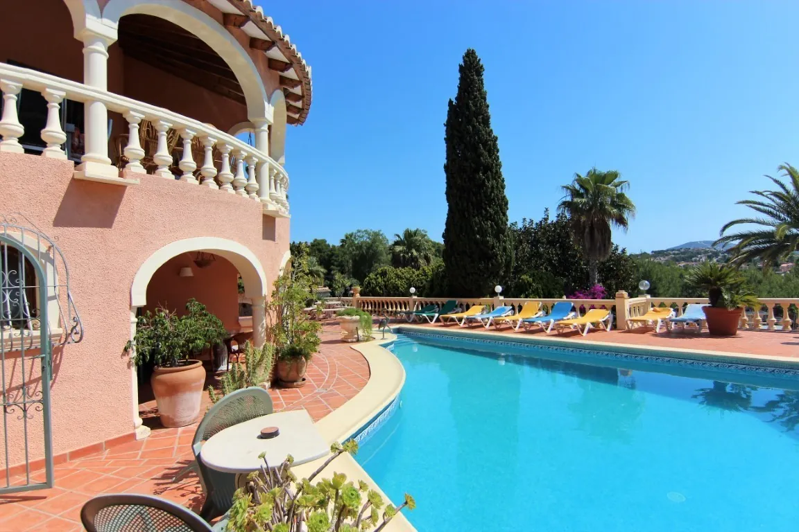 Preciosa villa espaciosa en venta con vistas al mar situada en Benissa a poca distancia del mar - 4