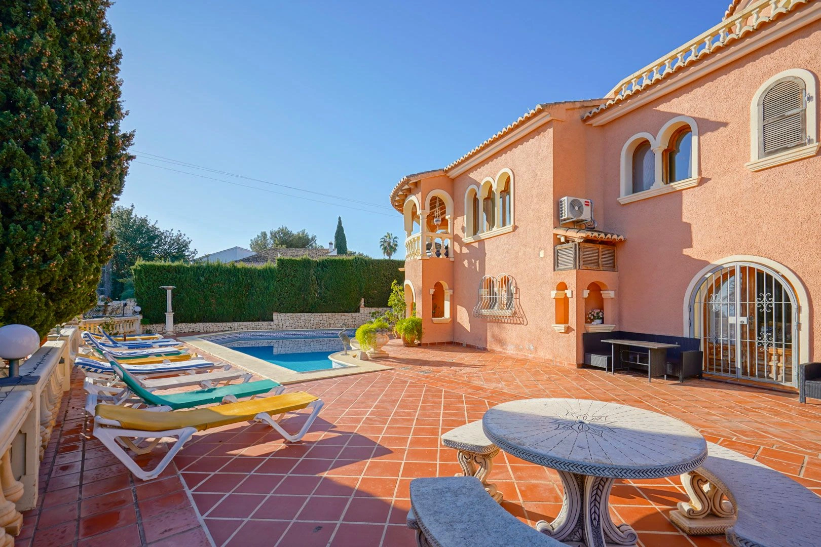 Magnifique villa spacieuse à vendre avec vue sur la mer située à Benissa, à quelques pas de la mer.