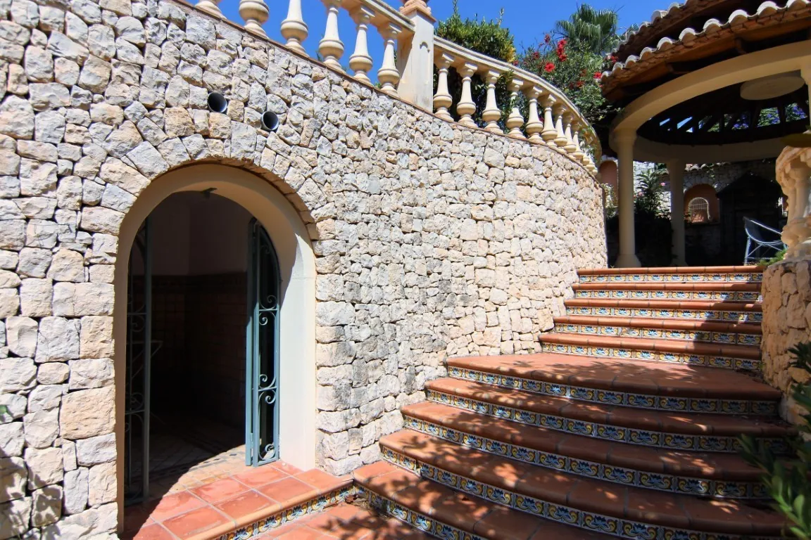Magnifique villa spacieuse à vendre avec vue sur la mer située à Benissa, à quelques pas de la mer.