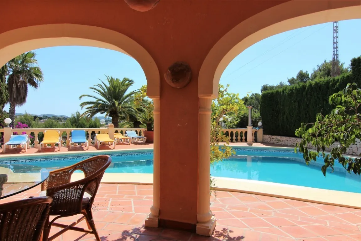Magnifique villa spacieuse à vendre avec vue sur la mer située à Benissa, à quelques pas de la mer.