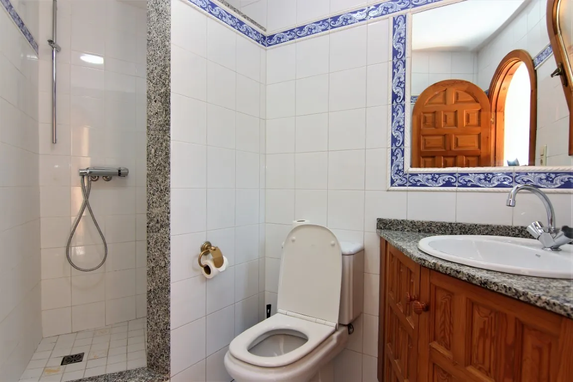 Magnifique villa spacieuse à vendre avec vue sur la mer située à Benissa, à quelques pas de la mer.