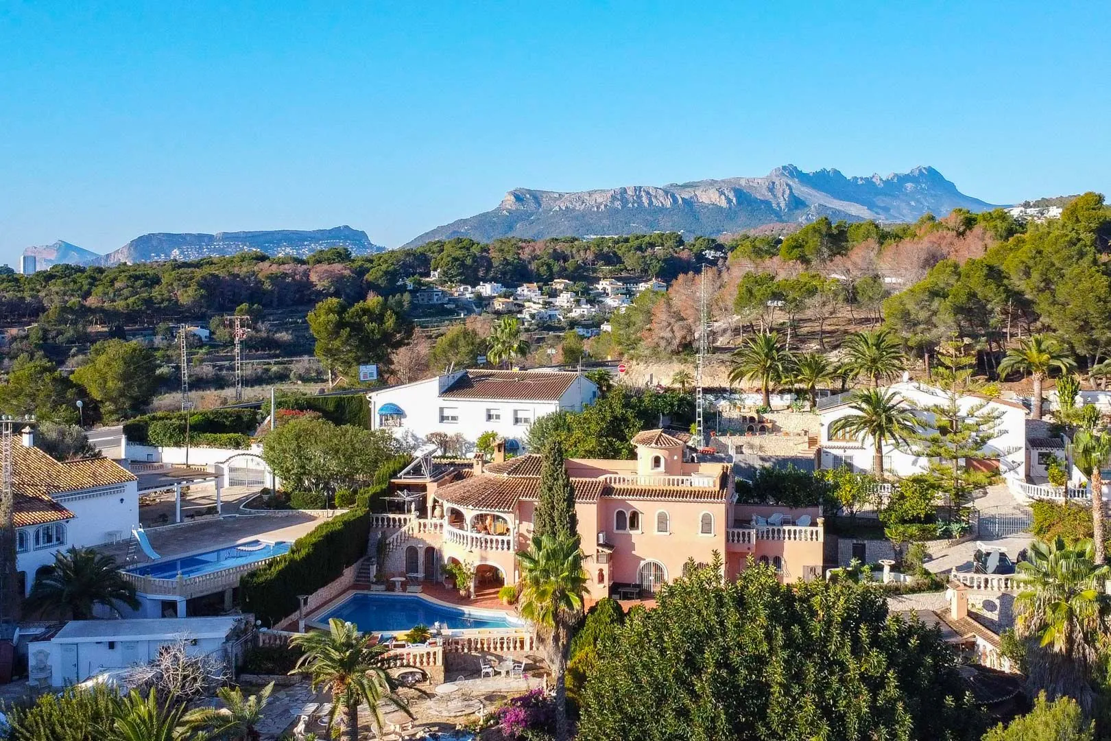 Magnifique villa spacieuse à vendre avec vue sur la mer située à Benissa, à quelques pas de la mer.