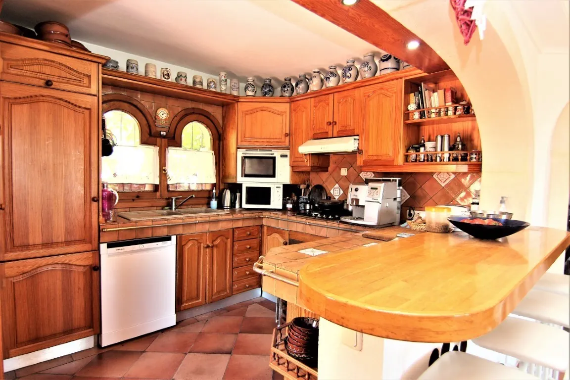 Magnifique villa spacieuse à vendre avec vue sur la mer située à Benissa, à quelques pas de la mer.