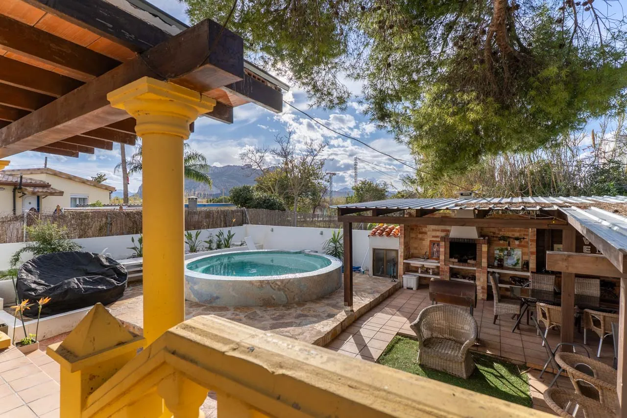 Villa avec vue sur la mer et proche de la plage à vendre à Denia.