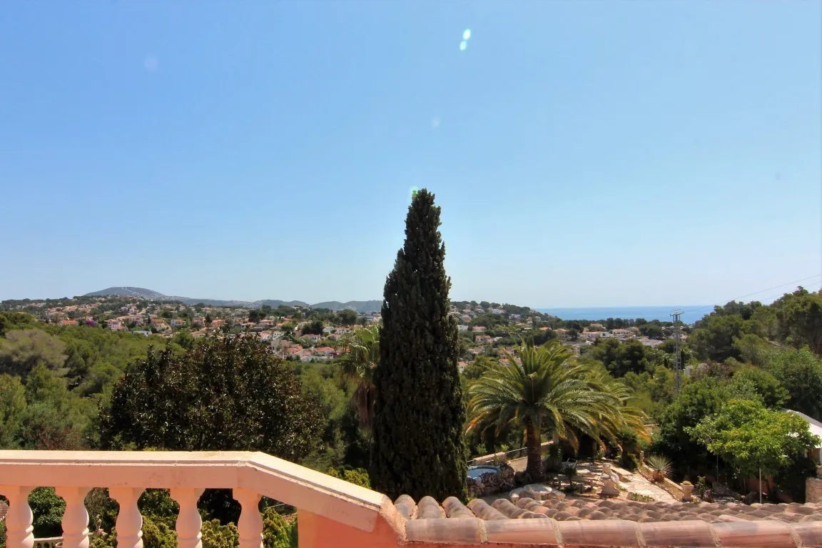 Magnifique villa spacieuse à vendre avec vue sur la mer située à Benissa, à quelques pas de la mer.