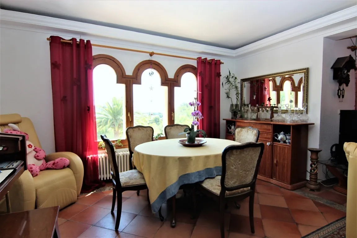 Magnifique villa spacieuse à vendre avec vue sur la mer située à Benissa, à quelques pas de la mer.