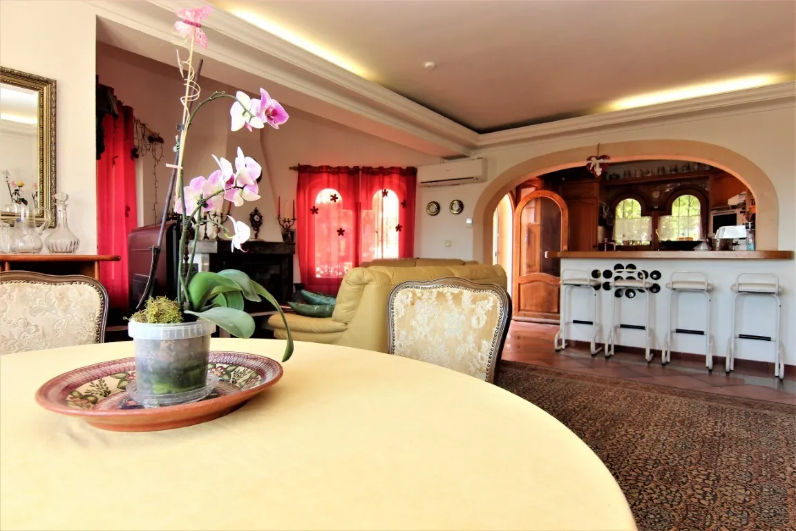 Magnifique villa spacieuse à vendre avec vue sur la mer située à Benissa, à quelques pas de la mer.