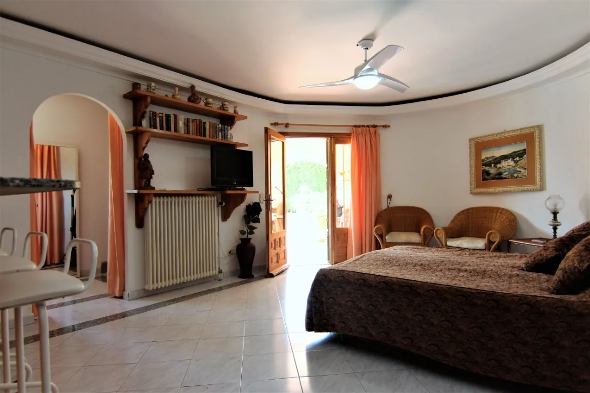 Magnifique villa spacieuse à vendre avec vue sur la mer située à Benissa, à quelques pas de la mer.