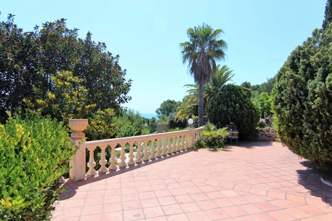 Magnifique villa spacieuse à vendre avec vue sur la mer située à Benissa, à quelques pas de la mer.