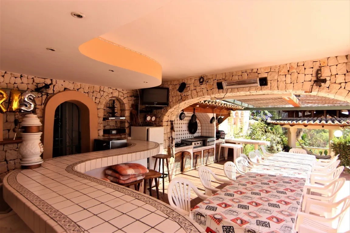Magnifique villa spacieuse à vendre avec vue sur la mer située à Benissa, à quelques pas de la mer.