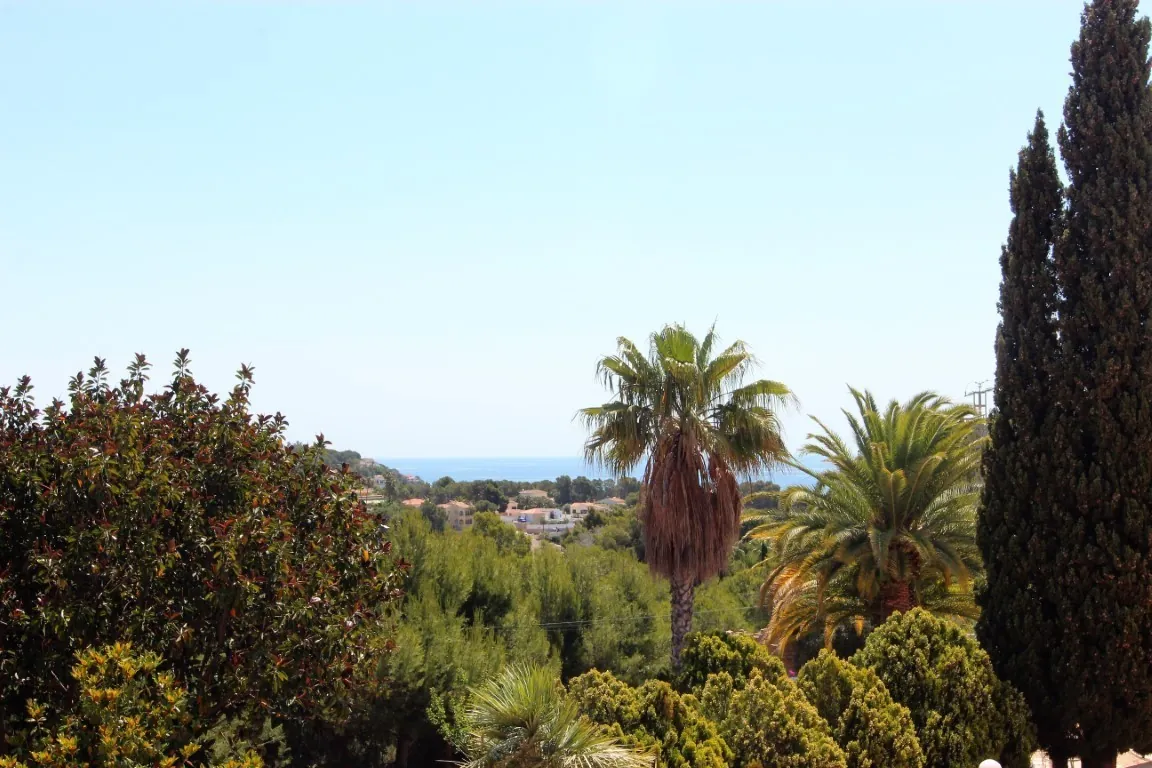 Magnifique villa spacieuse à vendre avec vue sur la mer située à Benissa, à quelques pas de la mer.