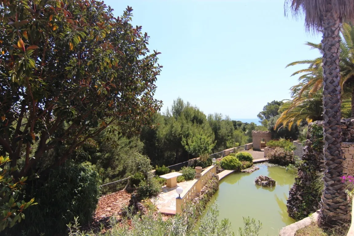 Magnifique villa spacieuse à vendre avec vue sur la mer située à Benissa, à quelques pas de la mer.