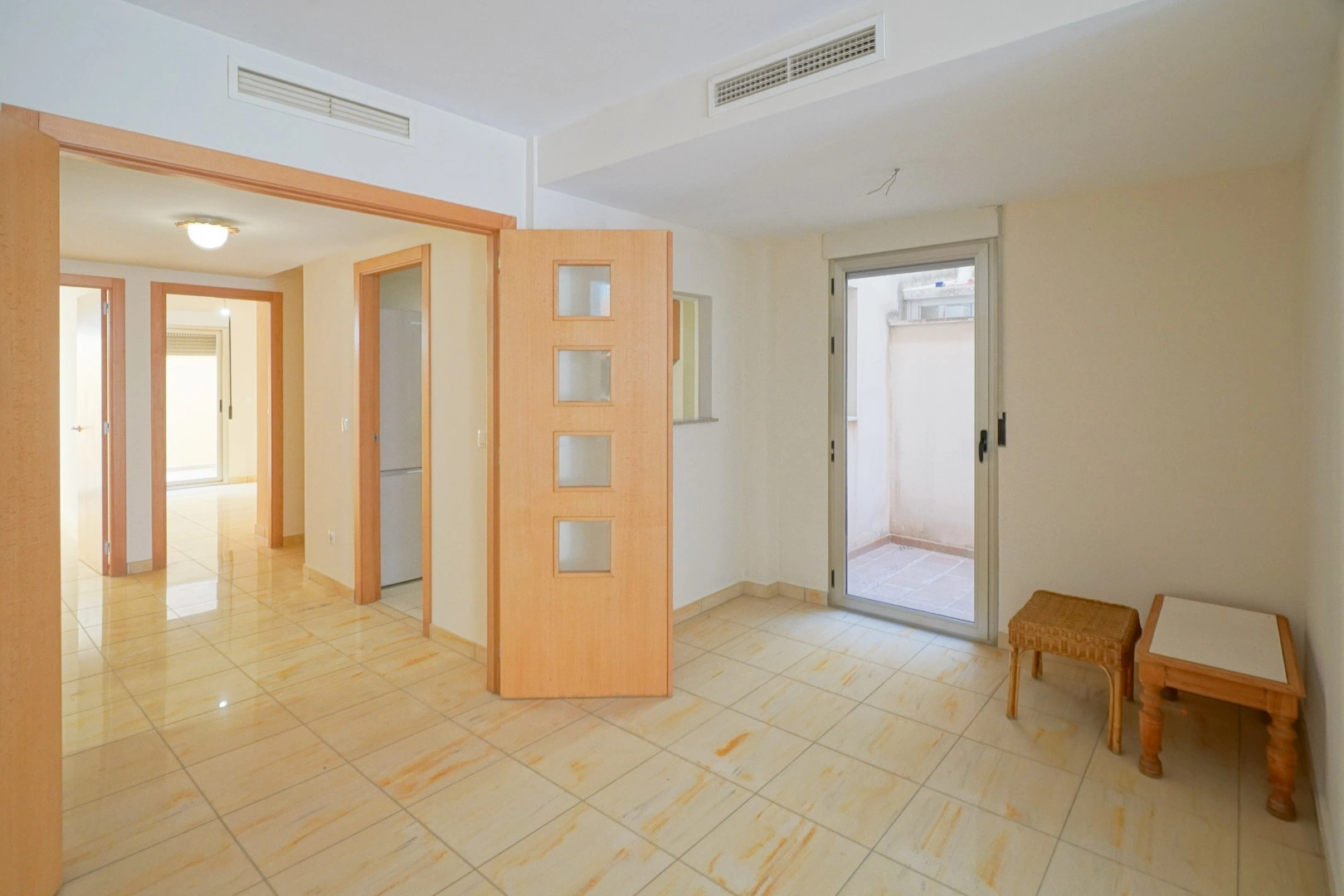 Luminoso apartamento en Teulada con patio privado y excelente ubicación.
