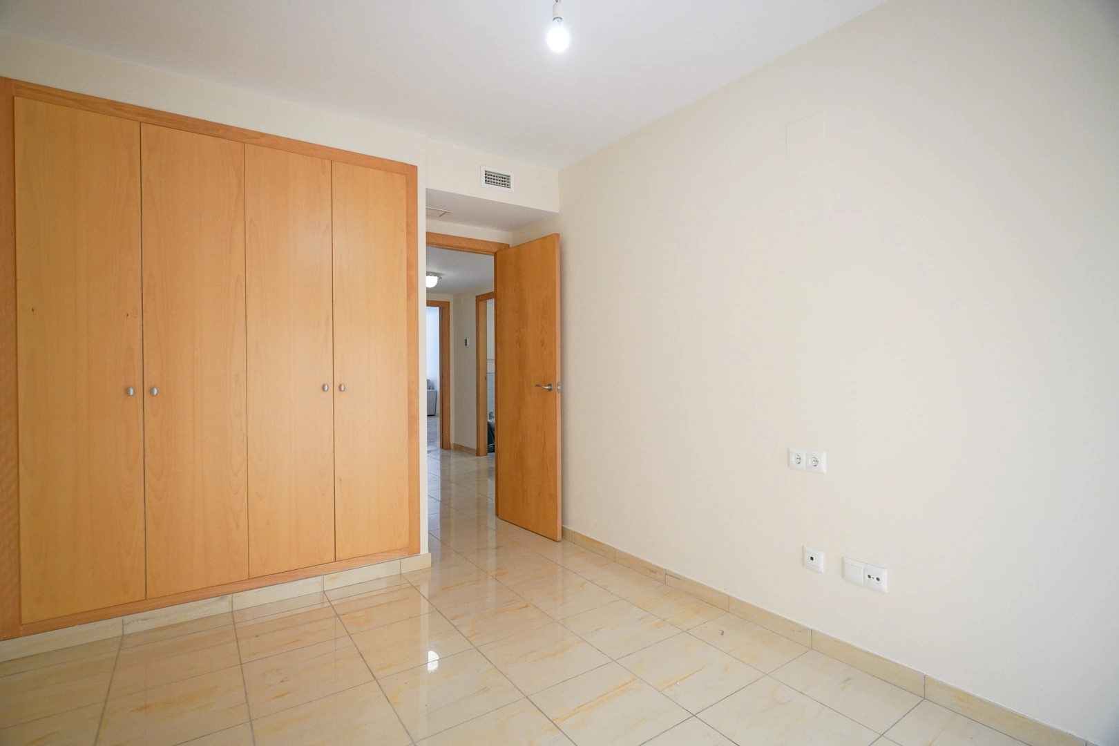 Luminoso apartamento en Teulada con patio privado y excelente ubicación.