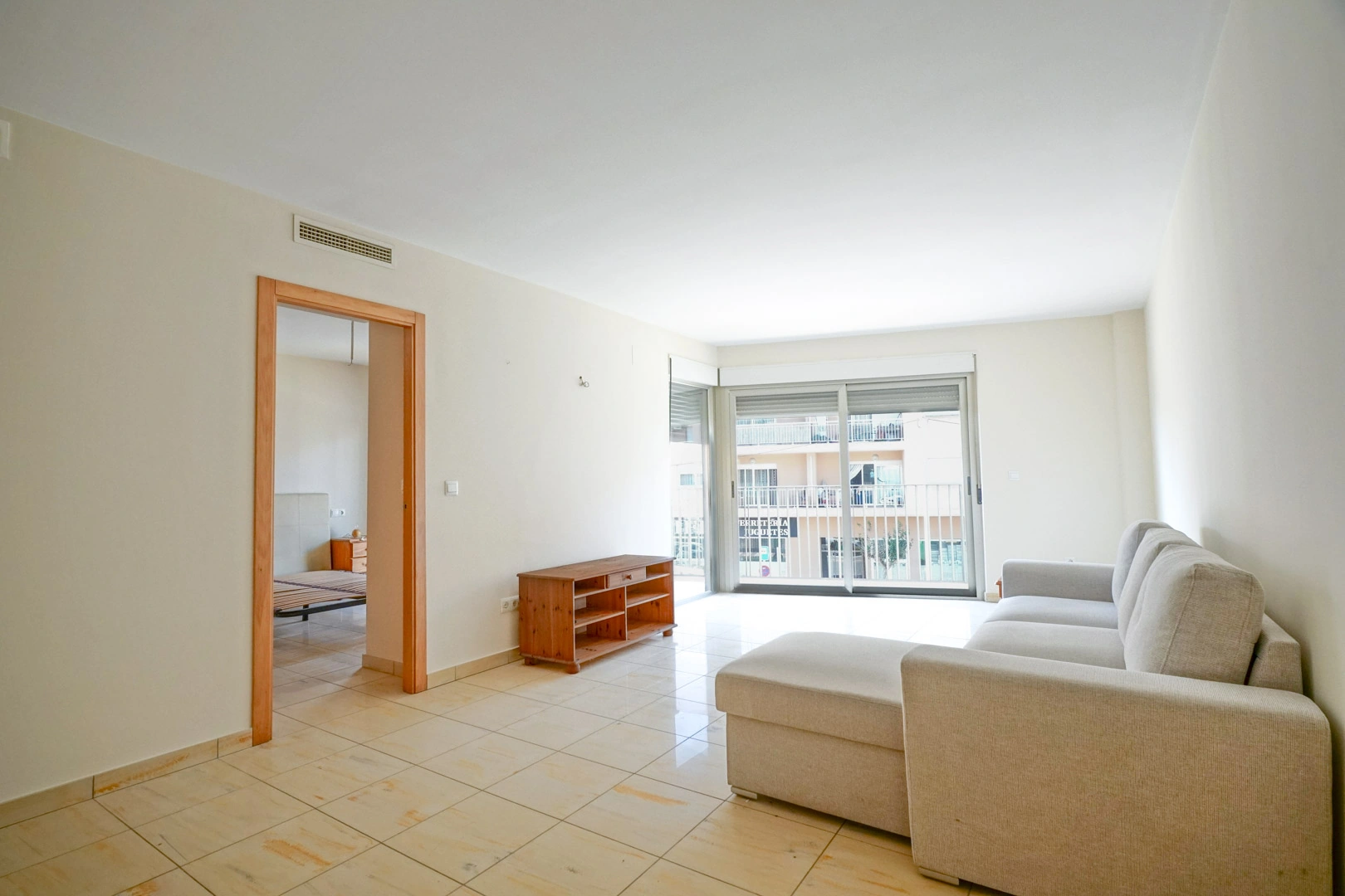 Luminoso apartamento en Teulada con patio privado y excelente ubicación.