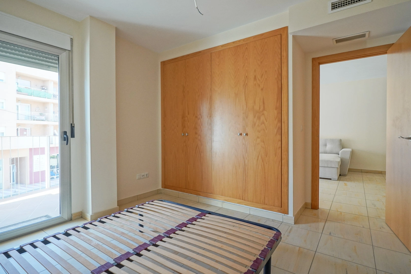 Luminoso apartamento en Teulada con patio privado y excelente ubicación.