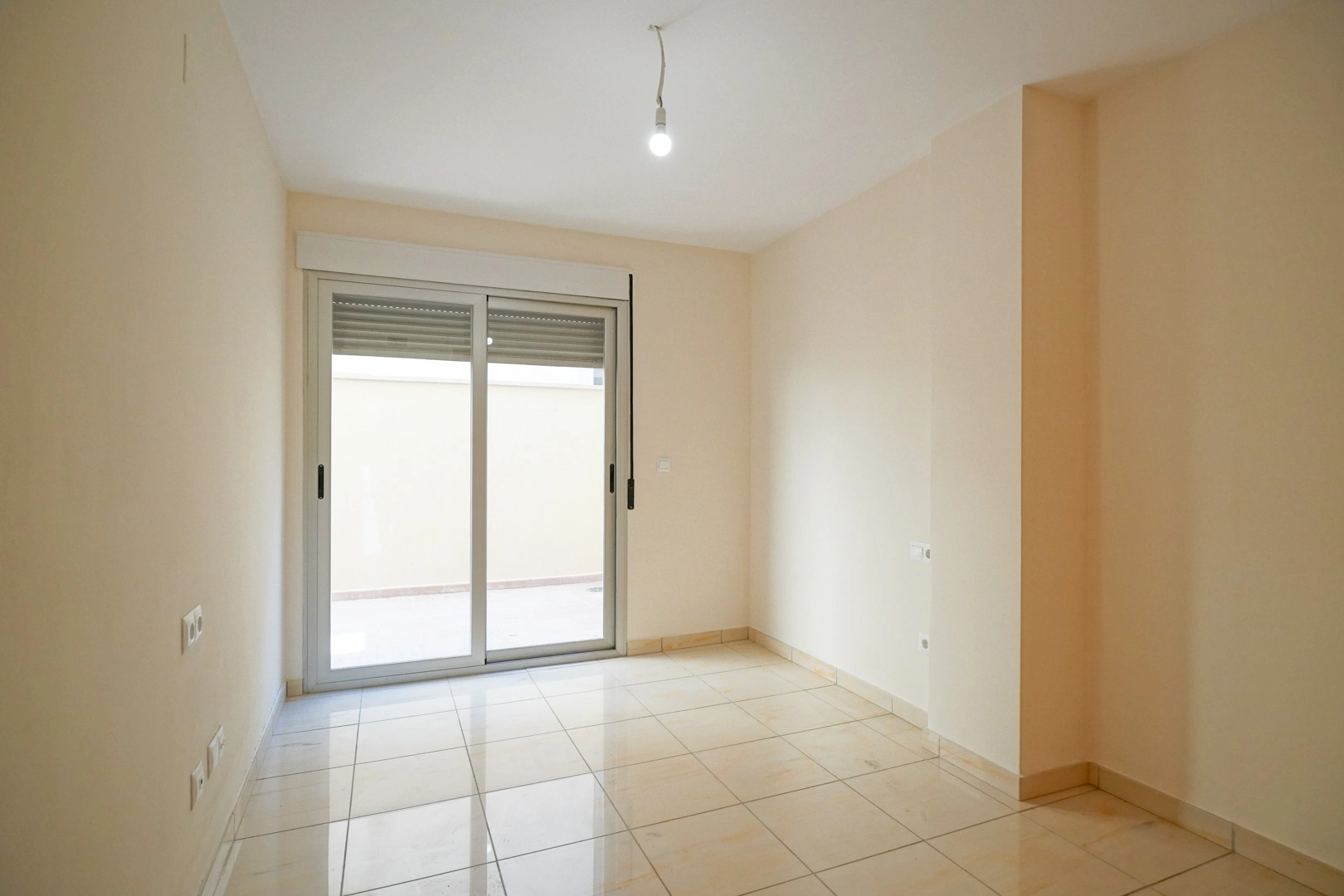 Luminoso apartamento en Teulada con patio privado y excelente ubicación.