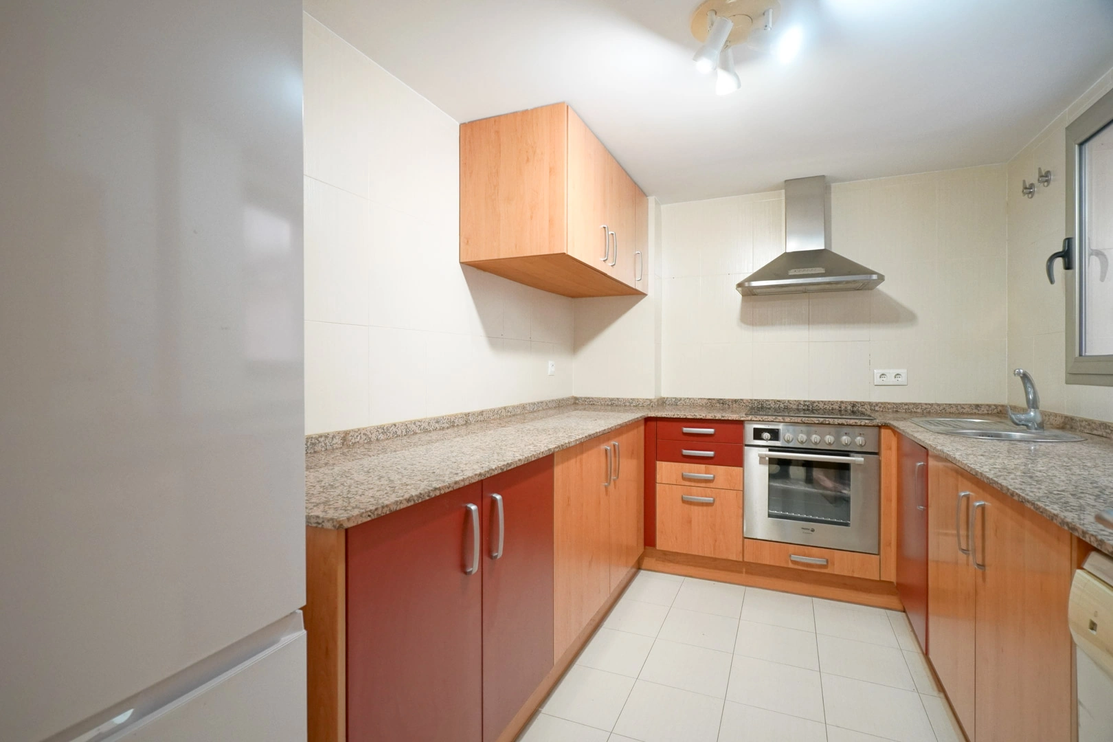 Luminoso apartamento en Teulada con patio privado y excelente ubicación.