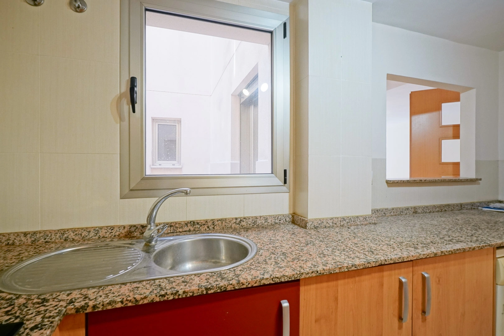 Luminoso apartamento en Teulada con patio privado y excelente ubicación.