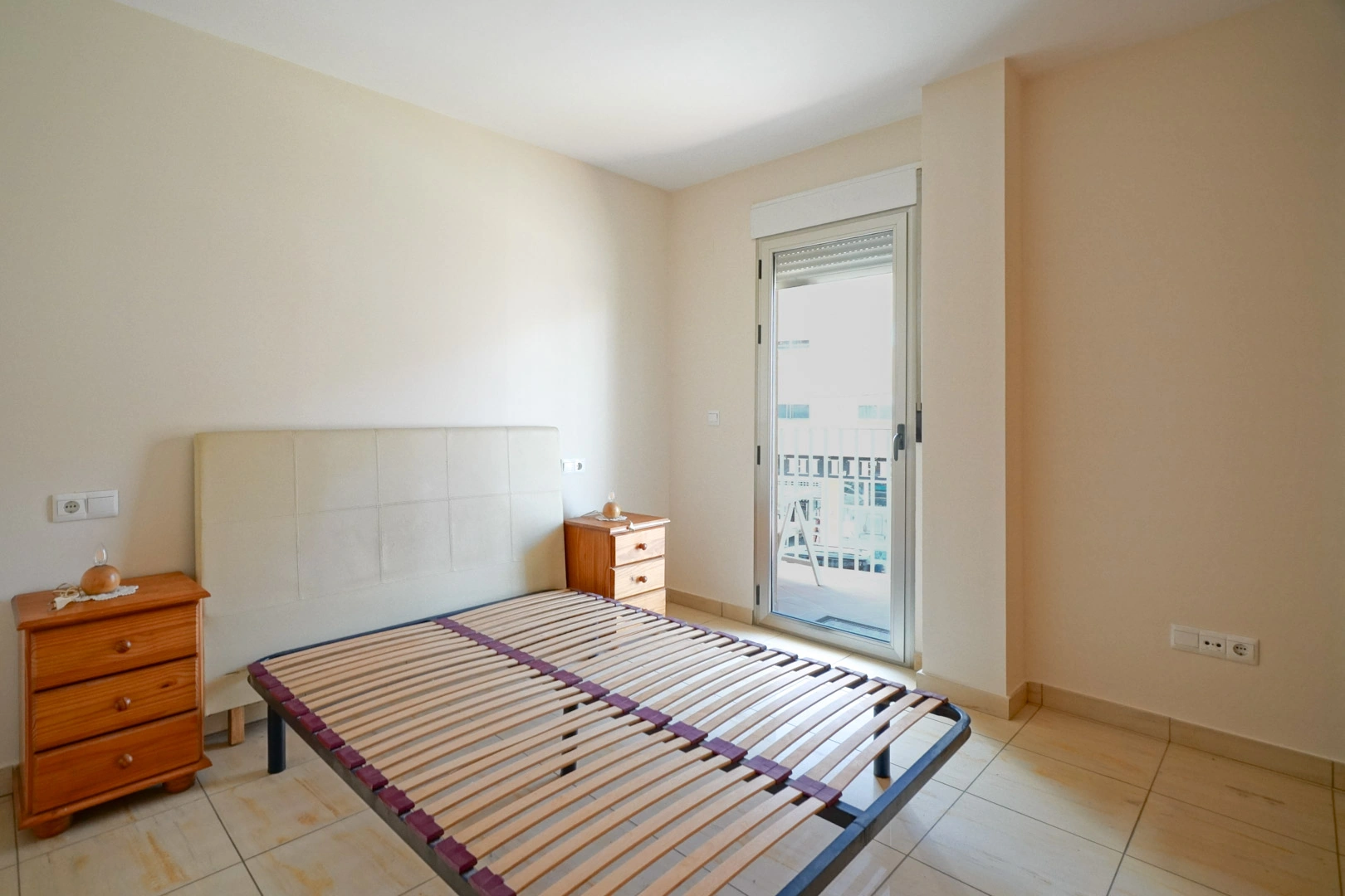 Luminoso apartamento en Teulada con patio privado y excelente ubicación.